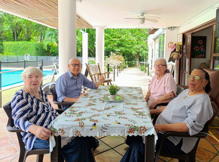 Grupo de adultos felices en un hogar